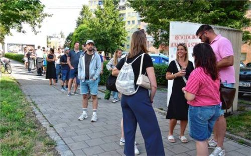 Eine lange Schlange gab es gestern zum Reservierungsstart vor dem Auerbräu-Büro. Foto Schlecker