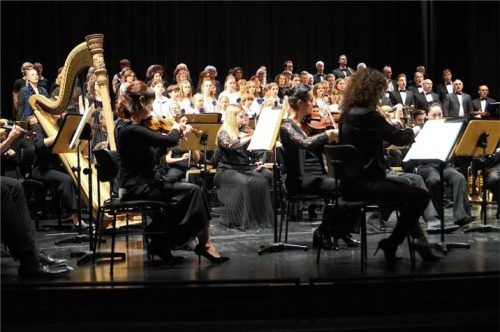 Einen besonderen Glanzpunkt bescherte der Kinder- und Jugendchor der Apostelkids und Apostelsingers dem Konzert. Foto janoschka