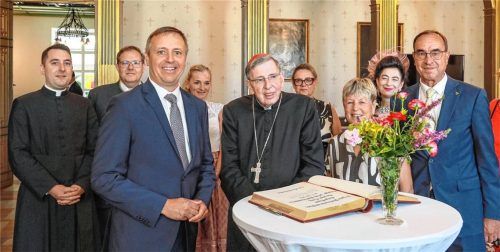 Eintrag ins Goldene Buch: (von links) Stadtpfarrer Konrad Roider, Kirchenpfleger Franz Geiger, Bürgermeister Dr. Christian Hümmer, Silke Slodczyk von der Stadtpfarrkirche St. Oswald, Erzbischof Dr. Kurt Kardinal Koch, Andrea Schulz, Zweite Bürgermeisterin Burgi Mörtl-Körner, Nicoletta Göttlicher, die Nichte von Dr. Rupert Berger, und Dritter Bürgermeister Karl Schulz. Foto Axel Effner