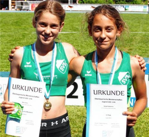 Elise Bels (links) und Katharina Seidel vom SV Schloßberg-Stephanskirchen gewannen Gold und Bronze im Stabhochsprung der Jugend W14.Fotos Ludwig Stuffer