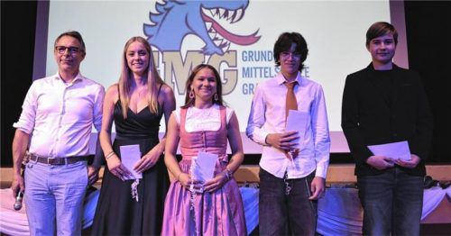 Elternbeiratsvorsitzender Christian Wagner (von links) ehrte die besten Schüler: Katharina Steffl und Johanna Gnadl (beide 10. Klasse, beide Note 1,5) sowie Zakharii Ruban und Tobias Herbst (beide neunte Klassen, beide 1,3). Foto Eder