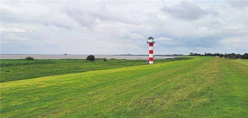 Endlose Weite & historische Orte: Unser Leser Manfred Fischer (r.) radelte an der Elbe entlang (gr. F.) und bestaunte das Stadtfest in Dinkelsbühl (l.). Fotos Manfred Fischer