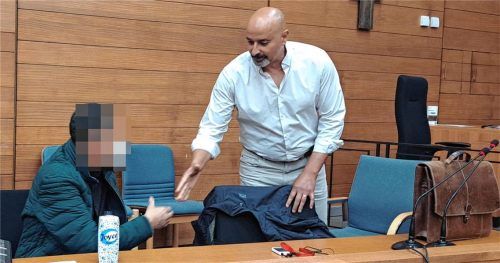 Er soll seine Ehefrau getötet haben: Abdelrehim M. (links) und Übersetzer Nabil El Sobki am Morgen zu Beginn des fünften Verhandlungstages. Foto Weiser