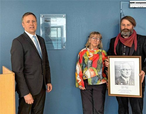Erinnerung wach halten: Zusammen mit der Tochter Renate Schnepf und Enkel Bernhard Müller-Schnepf enthüllte Oberbürgermeister Dr. Christian Hümmer (links) eine Gedenktafel für den Traunsteiner Widerstandskämpfer und Ehrenmedaillenträger Hans Dierl in der nach ihm benannten Turnhalle an der Franz-von-Kohlbrenner-Mittelschule. Foto Effner