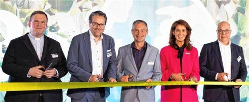 Eröffneten mit einem symbolischen Schnitt das neue Produktionsgebäude der Molkerei Bauer: die Ehrengäste (von links) Wasserburgs Stadtpfarrer Bruno Bibinger, Bürgermeister Bastian Wernthaler, Florian Bauer, Staatsministerin Michaela Kaniber (CSU) sowie Bauer-CEO Heiko Modell. Foto Privatmolkerei Bauer