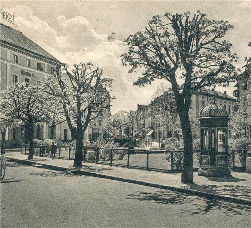 Erst mehrere Jahrzehnte nach dem Stadtbrand von 1851 wurde der Maxplatz in Traunstein erstmals grundlegend umgestaltet und präsentierte sich sogar erstmals als grüne Oase. Das Bild zeigt eine Fotopostkarte von 1915. Foto Stadtarchiv Traunstein