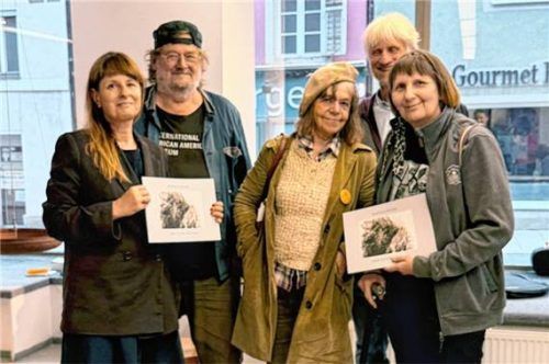 Euregio Inntal-Geschäftsführerin Esther Jennings mit den Kunstschaffenden James Clay, Ruth Murphy, Walter Heller und Barbara Fuchs (von links). Foto re