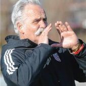 <p>Ex-Profi-Torwart Mike Probst zeigt, wie man einen Ball hält. Foto Ruprecht</p>