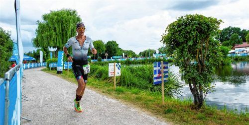Fabian Mottl liebt die „Sucht“ des Leistungssports – wie hier beim Laufen, der letzten Disziplin eines Triathlons. Fotos Moser