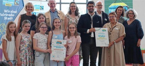 Feierliche Übergabe der Urkunden: Das Karolinen-Gymnasium und die Stadt Rosenheim wurden für zehn Jahre Engagement als Fairtrade-School und Fairtrade-Town ausgezeichnet. Foto Karolinen-Gymnasium