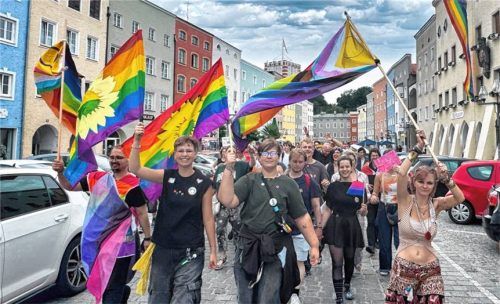 Flagge zeigen: Beim CSD in Mühldorf wurde auch an die Terroropfer von Berlin gedacht.