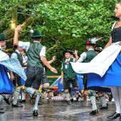 <p>Flotte Beine: die Jugend der Oberlandler beim Platteln.</p>