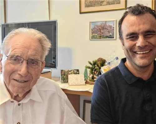 Franz Krug feiert wohlgelaunt seinen 90. Geburtstag. Auch Bürgermeister Alois Loferer gratulierte. Foto Rosemarie Ammelburger