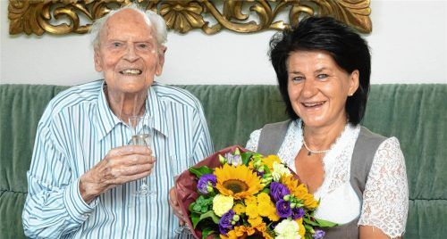 Franz Schmid feierte seinen 100. Geburtstag und erhielt Glückwünsche von der Dritten Bürgermeisterin Rosi Hell, die ihm einen Blumenstrauß überreichte. Foto Anita Berger