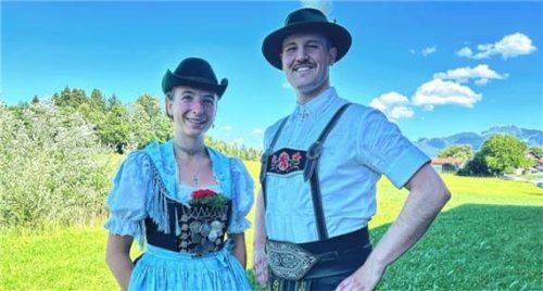 Franziska Albersinger und Kilian Dobner tanzen am Festabend in der Auerbräu-Festhalle das „Mühlradl“. Foto re