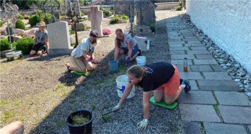 Freiwillige haben in Seebruck den Friedhof auf Vordermann gebracht. Foto Donhauser