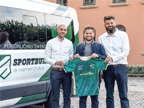 Freude über die Verlängerung des Hauptsponsors Auto Eder Kolbermoor: Christian Schnebinger, Sponsoring, Beppi Eder, Geschäftsführer Auto Eder, Marc Hayden, Erster Abteilungsleiter (von links).