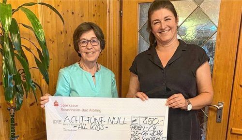 Freudiger Anlass: Die Präsidentin des SI-Clubs Prien, Karola Prechtl, überreichte den symbolischen Scheck an die Leiterin von „AllKids“, Milena-Marie Preiß. Foto Wagner