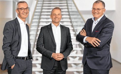 Freuen sich über das erfolgreiche Geschäftsjahr 2025: Karl Göpfert, Vorstandsvorsitzender der Sparkasse Rosenheim-Bad Aibling (Mitte), und die Vorstandsmitglieder Stephan Donderer (links) und Thomas Walkenhorst.