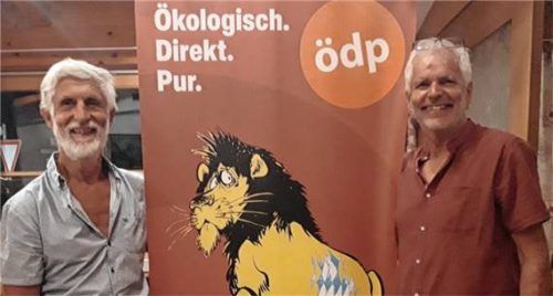 Freuten sich bei der Ehrung: Sebastian Hamberger und Ludwig Maier (rechts). Foto re