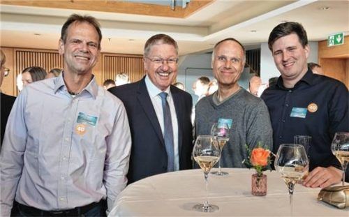 Freuten sich bei der Preisverleihung: (von rechts) Gabriel Häusler (Ausbilder bei der itelio), Andreas Bauer (Studiendirektor, Berufsschule I Traunstein), Wolfgang Kurfer (Schulleiter Berufsschule I Traunstein) sowie Alexander Dalzio, Geschäftsführer von Rosik. Foto Re