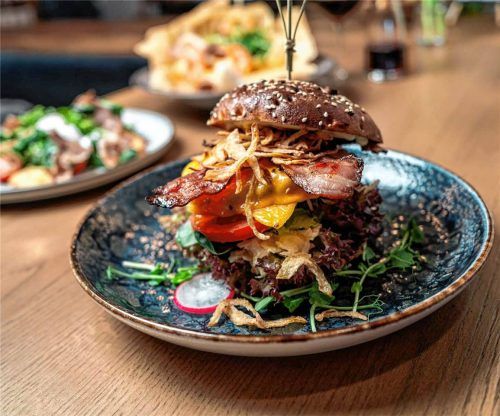 Frisch gekocht, schön serviert: Neben Brot, Kuchen und Torten setzt das Backstüberl auch auf moderne Bistrogerichte.