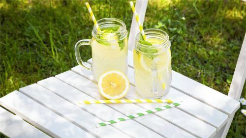 Frisch zubereitet schmeckt Limonade gleich noch viel besser. Foto IMAGO / Westend61