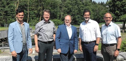Führungsriege: (von links) Geschäftsführer des Abwasser- und Umweltverbandes Quirin Schwaiger, der ehemalige Rimstinger Bürgermeister Andreas Fenzl (bis zur Sitzung Verbandsvorsitzender des AUV Chiemsee), neuer Verbandsvorsitzende Andreas Friedrich (Priener Bürgermeister) und die beiden Stellvertreter Christian Moser (Rimstinger Bürgermeister) und Stefan Reichelt (Chieminger Bürgermeister). Foto Dachs