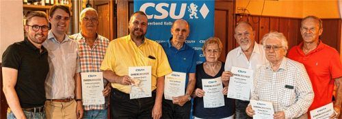 Für langjährige Treue zur CSU ehrten (von links) Ortsvorsitzender Fabian Artmann und sein Stellvertreter Leonhard Sedlbauer die Mitglieder Wolfgang Hellebrandt, Andreas Duschl, Josef Sedlbauer, Eva Zellner, Günther Zellner, Dieter Börner und Wolfgang Krebs. Foto re