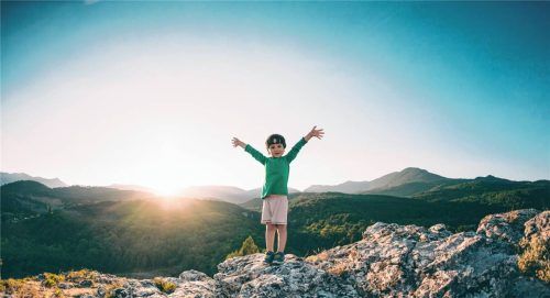 Ganz stolz oben ankommen: Schon die Kleinsten freuen sich, wenn sie eine anstrengende Etappe geschafft haben. Foto adobestock/