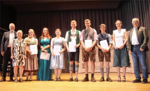 Garde der besten Schüler: (von links) Landrat Andreas Danzer, Traunsteins Zweite Bürgermeisterin Burgi Mörtl-Körner mit Staatspreisträgern und 1,0-Absolventen Floriane Wolff, Katrin Rackerseder, Sylvia Greinecker, Johann Frisch, Stefan Daxenberger, Florian Berreiter, Elisabeth Frisch und Schulleiter Helmut Götzinger. Foto  Zandl