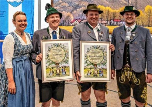 Gaujugendleiterin Johanna Schweinsteiger und Sepp Brem mit der Ehrenurkunde in Silber, Thomas Weinzierl mit der Ehrenurkunde in Gold und der stellvertretende Gaujugendleiter Rupert Mehringer (von links) beim Gaudirndldrahn des Inngau-Trachtenverbandes in Nußdorf. Foto Nitzsche