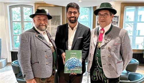 Gauvorsitzender Michael Hauser (links) und Festleiter Peter Feldschmidt (rechts) mit dem Rosenheimer Oberbürgermeister Abuzar Erdogan.Foto Peter Feldschmidt
