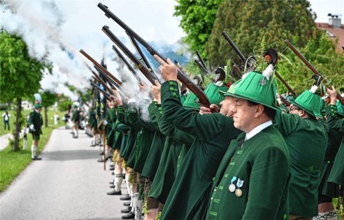 Gebirgsschützen schießen während der Fronleichnamsprozession einen Salut. Foto dpa
