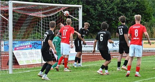 Gefährliche Standards: Hier erzielt der TSV Wasserburg durch Robin Ungerath (nicht im Bild) das Tor zur 3:0-Führung.Foto Franz Ruprecht