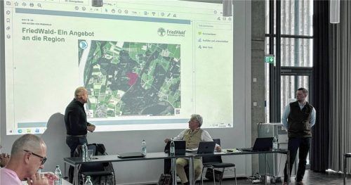 Gemeinderat und Waldbesitzer Max-Emanuel Fischbacher (links) sowie Dennis Maß (rechts) von der Firma Waldfried stellten Alois Anetsberger und dem Gemeinderat das Konzept der Waldbestattung sowie die vorgesehene Fläche vor. Foto  Eiglmeier