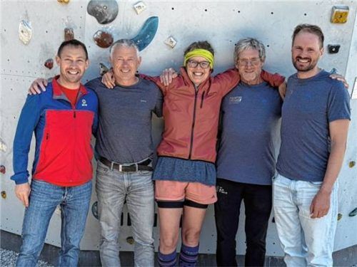 Gemeinsam für mehr Inklusion am Berg: (von links) Stefan Eisenreich (Bereitschaftsleiter Bergwacht Traunstein), Thomas Lobensteiner (Rotary Club Traunstein), Trainerin Daniella Riedl, Vorsitzender Hans Gfaller und DAV-Geschäftsführer Traunstein, Andreas Thiele, freuen sich auf die Teilnehmer beim ersten inklusiven Schnupperklettertag. Foto DAV