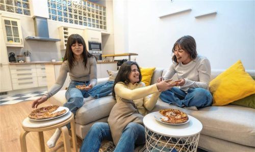 Gemeinsam wohnen: Für Auszubildende kann ein WG-Zimmer eine bezahlbare und geselligeAlternative zur eigenen Wohnung sein.Foto imago/imagebroker