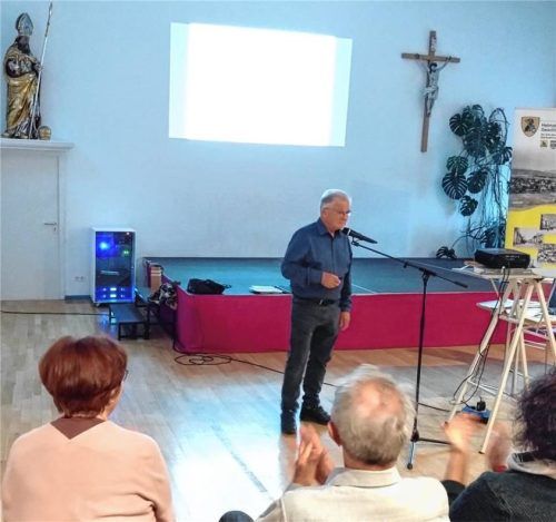 Gerold Schwarzer referiert in Bad Endorf vor zahlreichen Besuchern über die Vertreibung der Sudetendeutschen und die Geschichte seiner Familie. Foto Heimat- und Geschichtsverein Bad Endorf