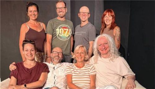 Geschlossen geht die bisherige Vorstandschaft (sitzend) in den wohlverdienten Ruhestand. Die „Neuen“ sind: (von links, stehend) Sabine Stofft, Martin Schönacher, Klaus Schöberl und Dagmar Deisenberger.Foto re
