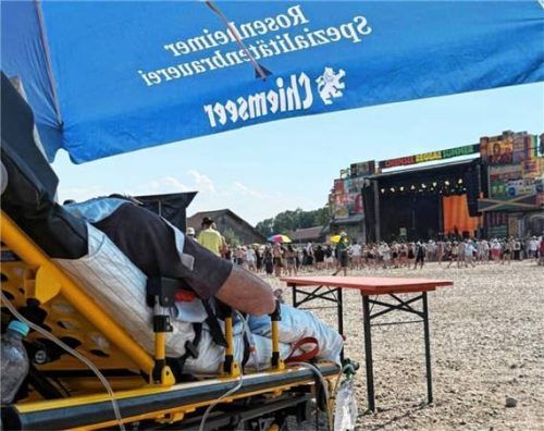 Geschützt unter dem Sonnenschirm verfolgt der 62-jährige Patient das Konzert. Foto Malteser Hilfsdienst