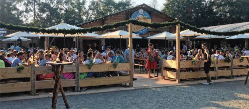 Gesellig zusammensitzen und Wiesn-Schmankerl genießen auf dem Volksfest Töging.