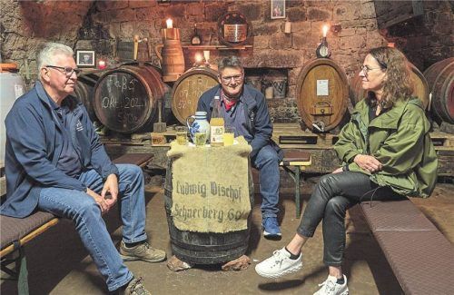 Gesellige Treffen im Keller: die Kellerfreunde Schneeberg (gr.F.). Am Gärbottich der St. Kilian Distillers (kl.F.).