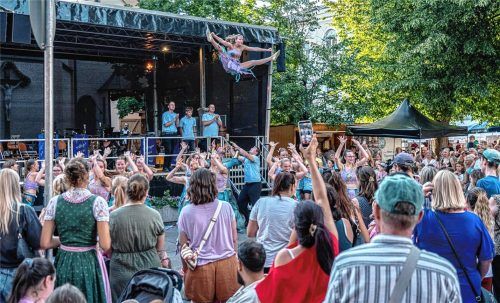 Gespannt verfolgten die Besucher die Auftritte beim Kolbermoorer Bürgerfest. Thomae