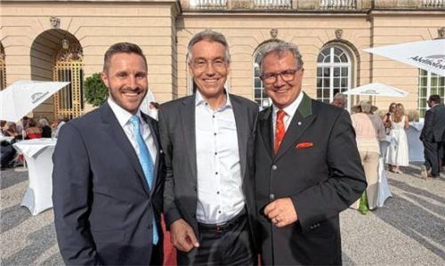 Glückliche Gäste vor der prachtvollen Kulisse des Neuen Schlosses: (von links) Landtagsabgeordneter Daniel Artmann, Landrat Otto Lederer und Klaus Stöttner zeigten sich in bester Laune. Foto Kirchner