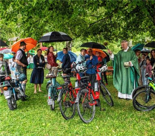 Gottes Segen und einen Christophorus-Aufkleber gab es für zahlreiche Fahrzeuge. Foto  flug