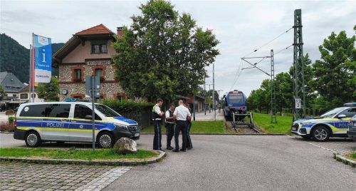 Große Aufregung herrschte am Mittwochmorgen am Ruhpoldinger Bahnhof. Foto Sowa