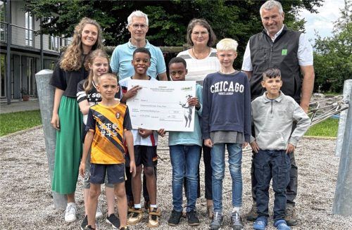 Große Freude über die Auszeichnung bei Schülern und (von links) Miriam Hellthaler (Klassenleiterin), Christoph Ascher (Schulleiter), Ingrid Göttsberger (Ganztagbetreuerin) und Oliver Besendorfer von der Bayerischen Futtersaatbau GmbH. Foto Kampenwandschule Prien