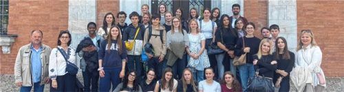 Gruppenbild vor dem Rosenheimer Rathaus: die am Schüleraustausch beteiligten Jugendlichen und Lehrer der Städtischen Realschule Rosenheim und des Gymnasiums Ozenne im südfranzösischen Toulouse.Foto  Re
