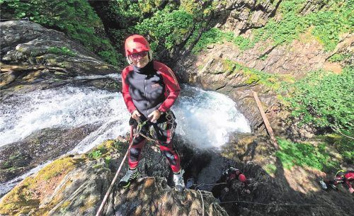 Gut gesichert! Susanne Stockmann (gr. F.) beim Abseilen in der Schlucht. Guide Michl (o.l.) ermutigt die ganze Gruppe (o.r.). Rasant geht es die natürlichen Rutschen hinab (u.r.). Fotos Feel Free Adventure Camp/Michael Amprosi